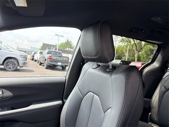 New 2025 Chrysler Pacifica Select image 25