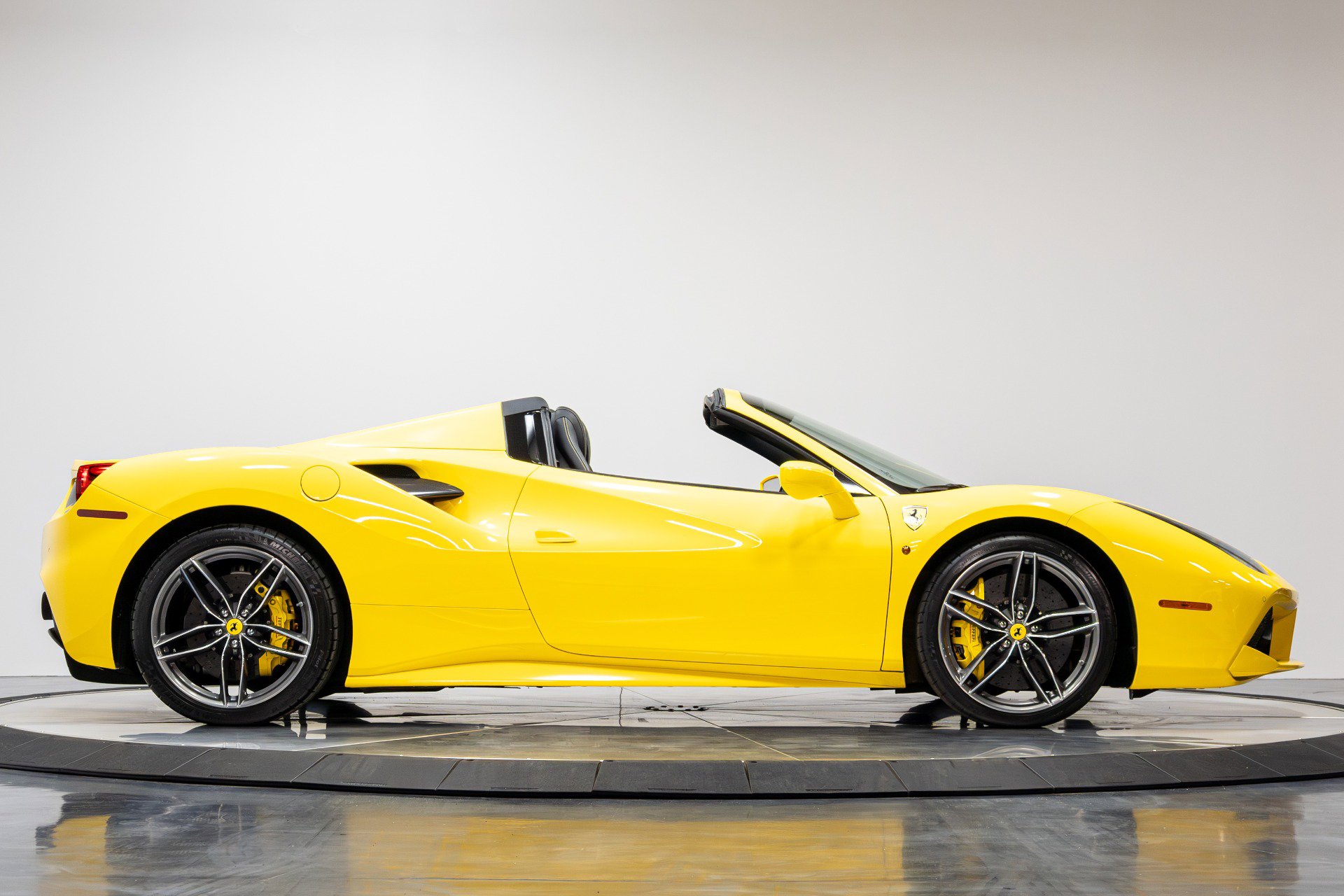 Used 2017 Ferrari 488 Spider image 18