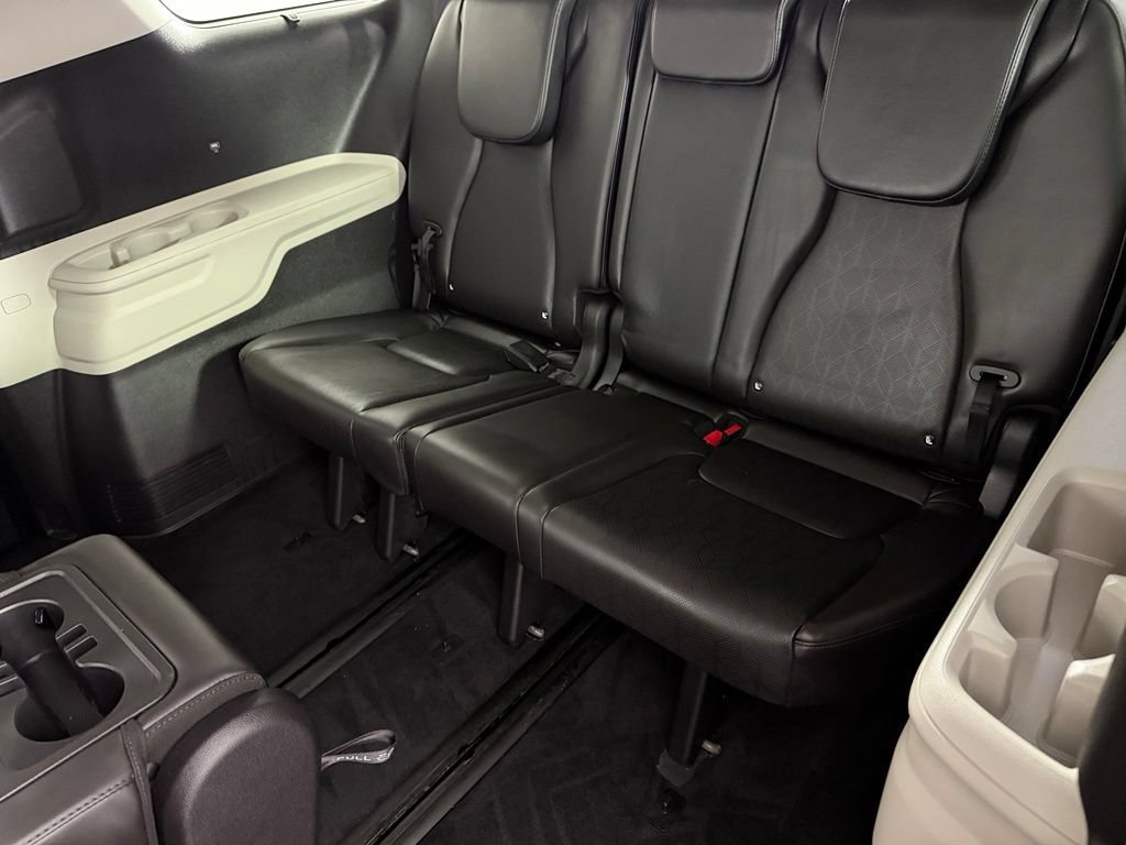Used 2024 Kia Carnival EX FWD image 27
