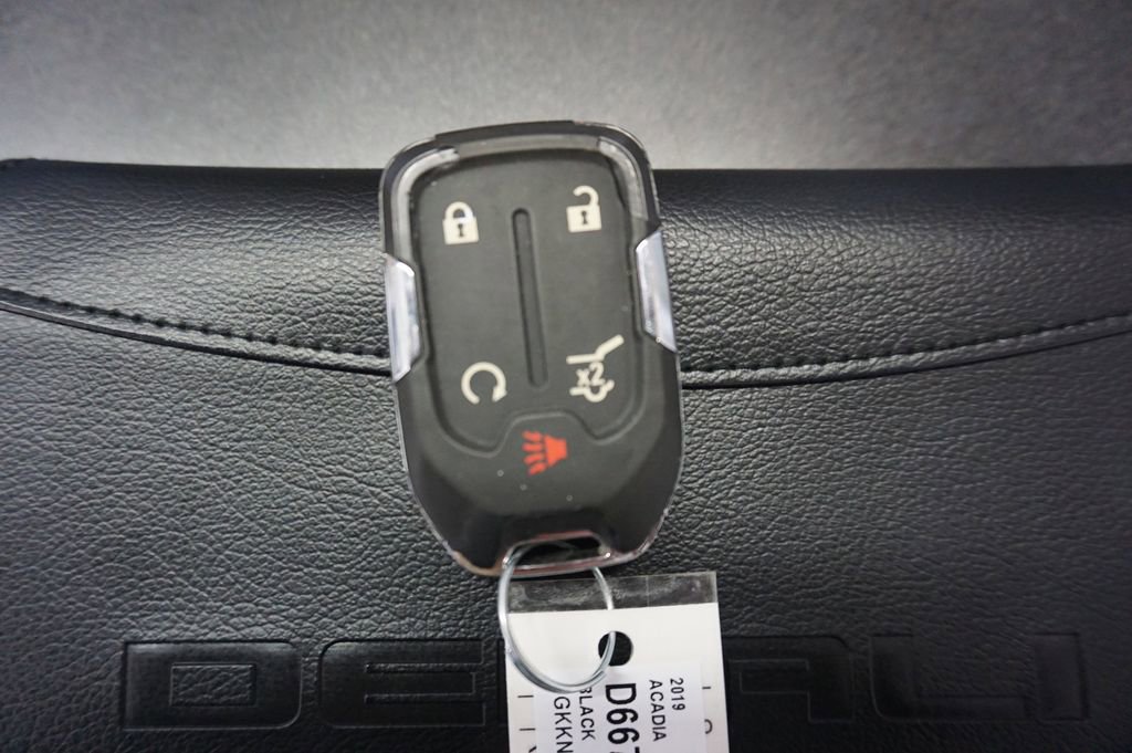 Used 2019 GMC Acadia Denali w/ Technology Package FWD image 20