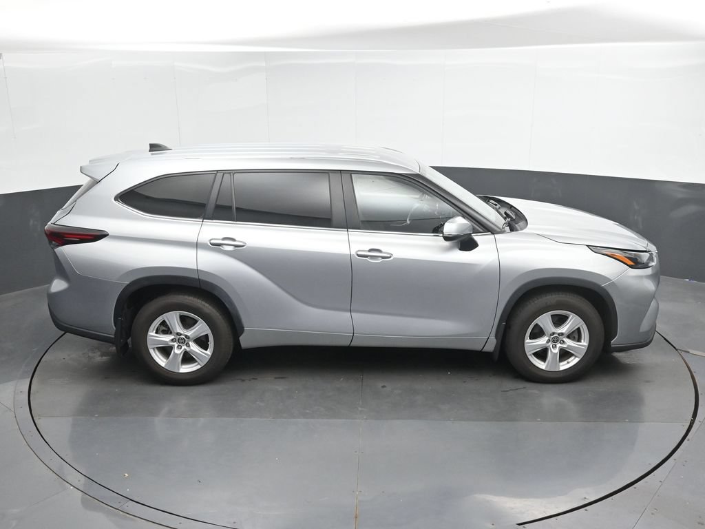 Used 2024 Toyota Highlander LE AWD/4WD image 33