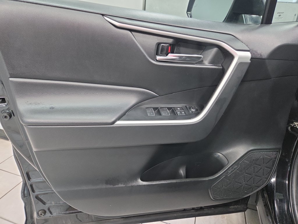 Used 2024 Toyota RAV4 XLE AWD/4WD image 31