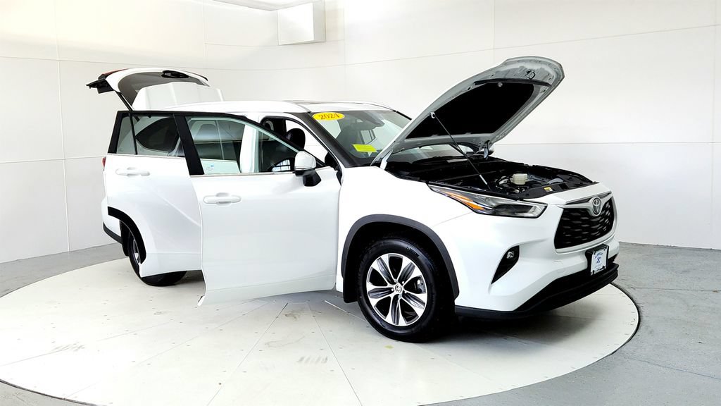 Certified 2024 Toyota Highlander XLE AWD/4WD image 12