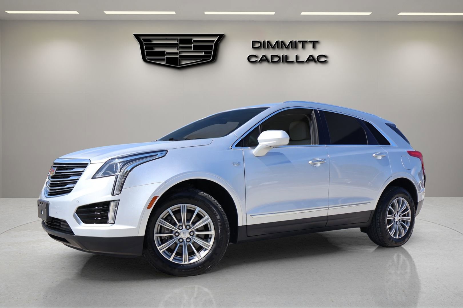 Used 2017 Cadillac XT5 Luxury w/ Driver Awareness Package FWD image 1