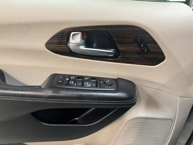 Used 2024 Chrysler Pacifica Limited image 12
