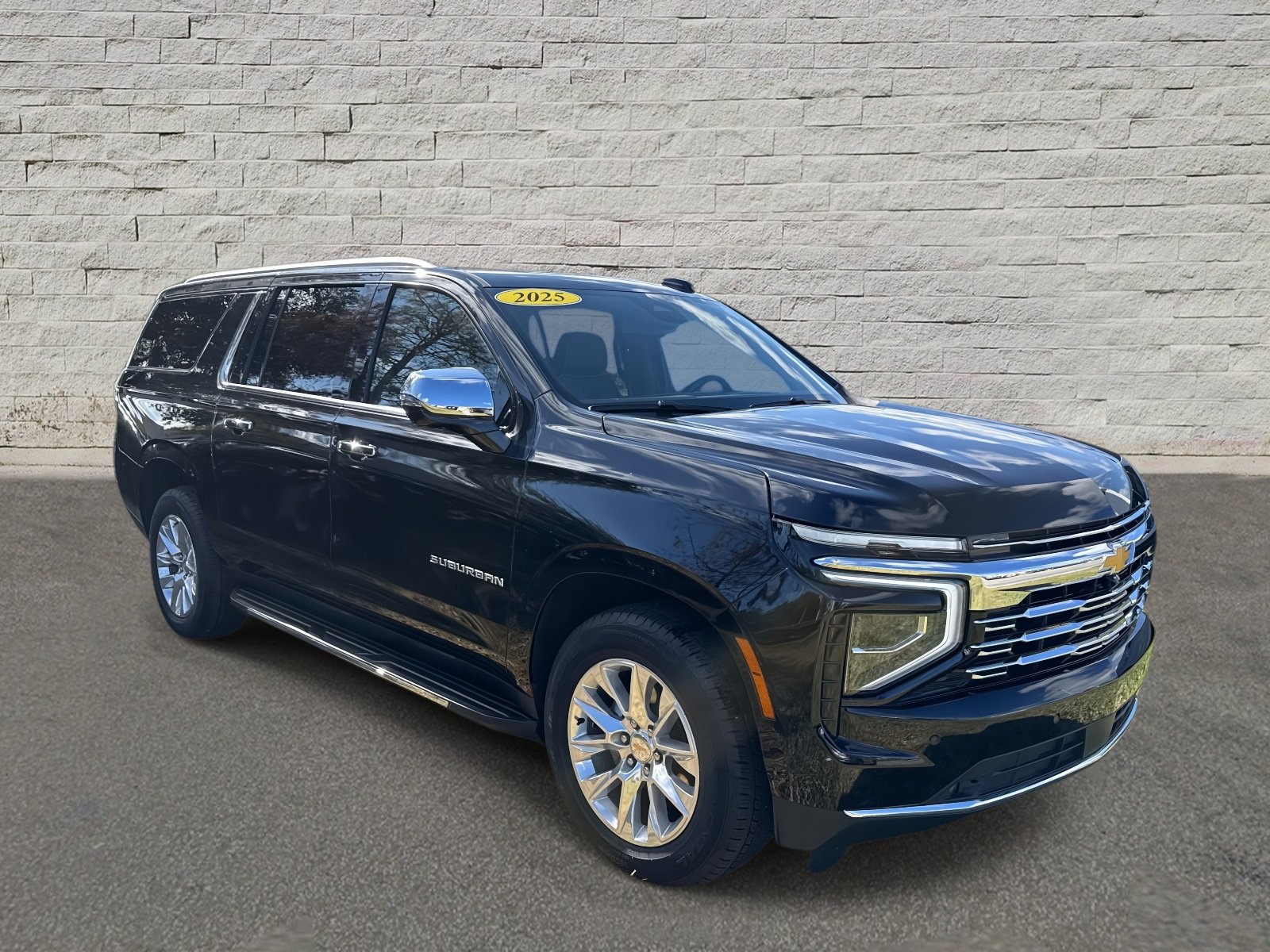 Used 2025 Chevrolet Suburban Premier image 3