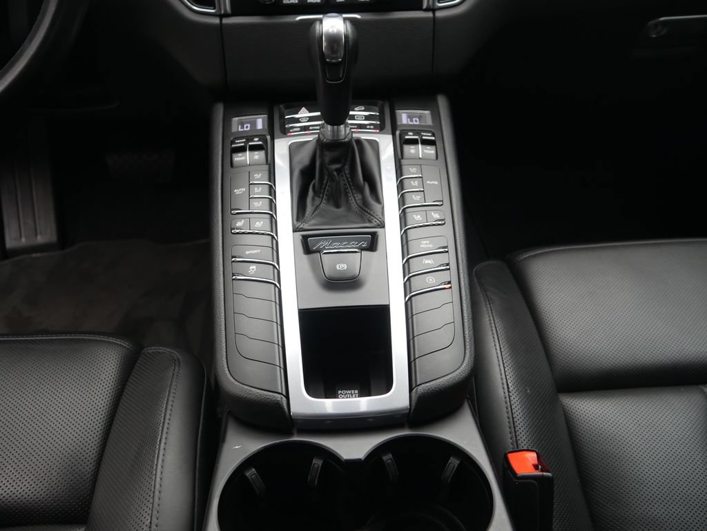Certified 2018 Porsche Macan Sport Edition AWD/4WD image 33