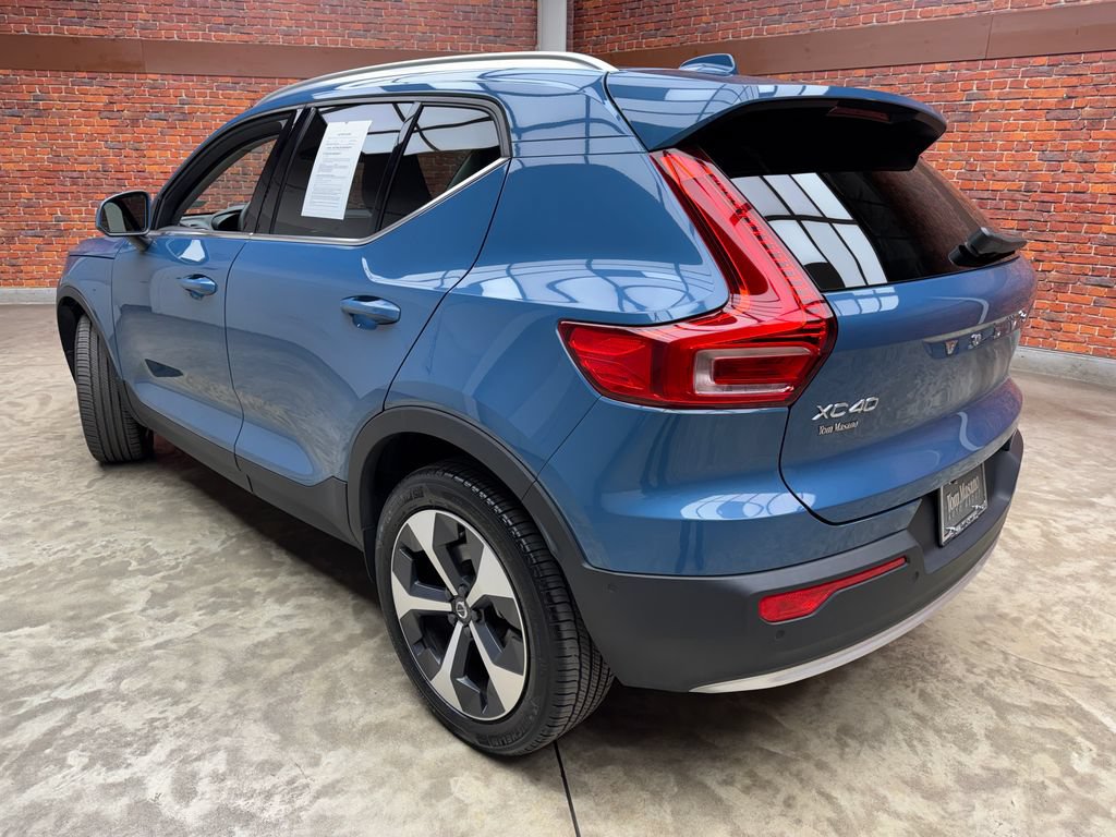 Used 2024 Volvo XC40 B5 Plus AWD/4WD image 2