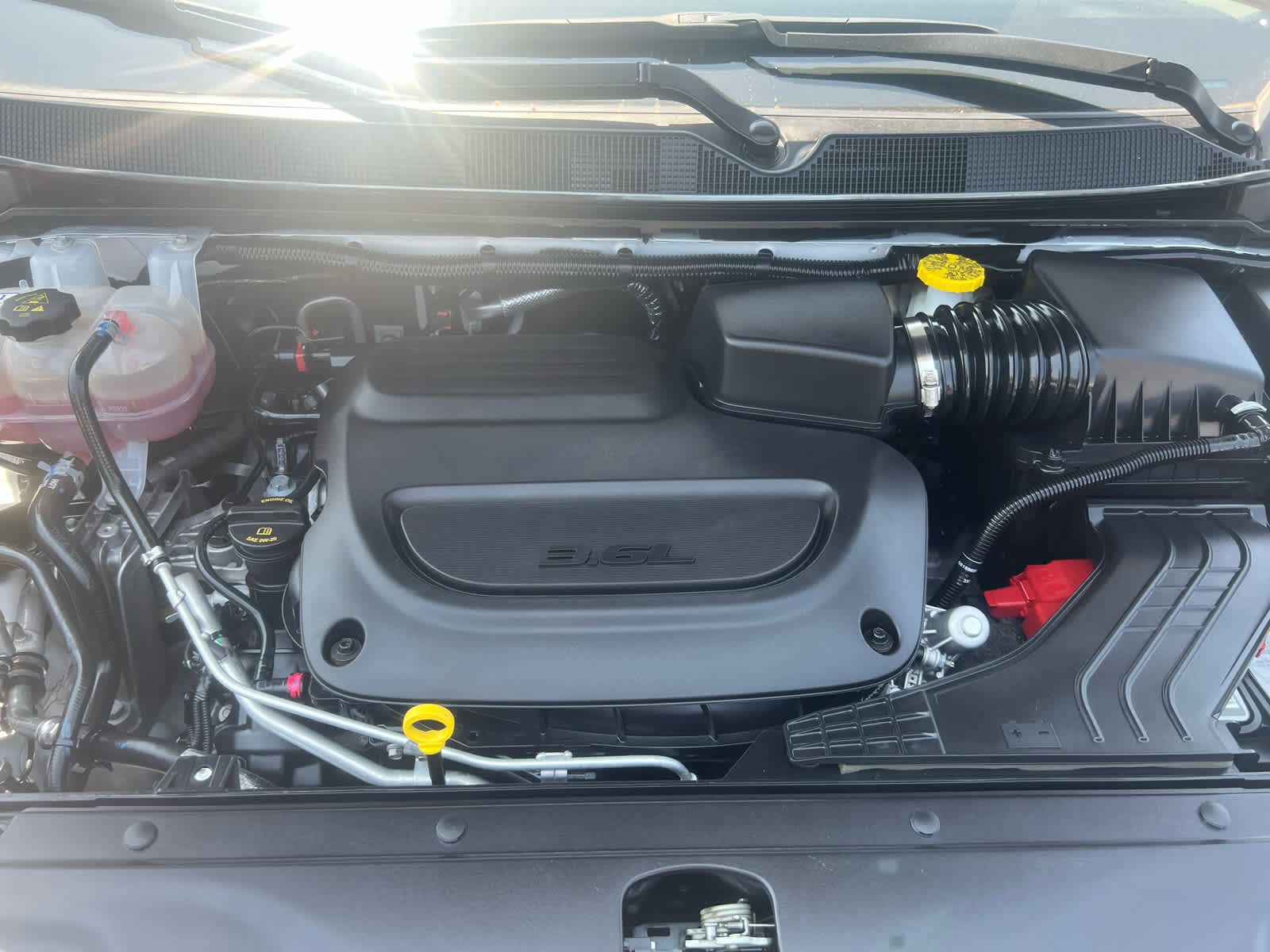 Used 2024 Chrysler Pacifica Limited image 3