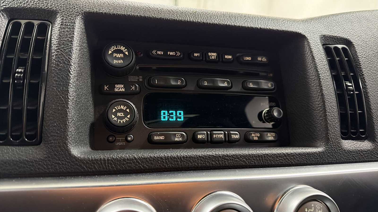 Used 2004 Chevrolet SSR w/ Preferred Equipment Group RWD image 18