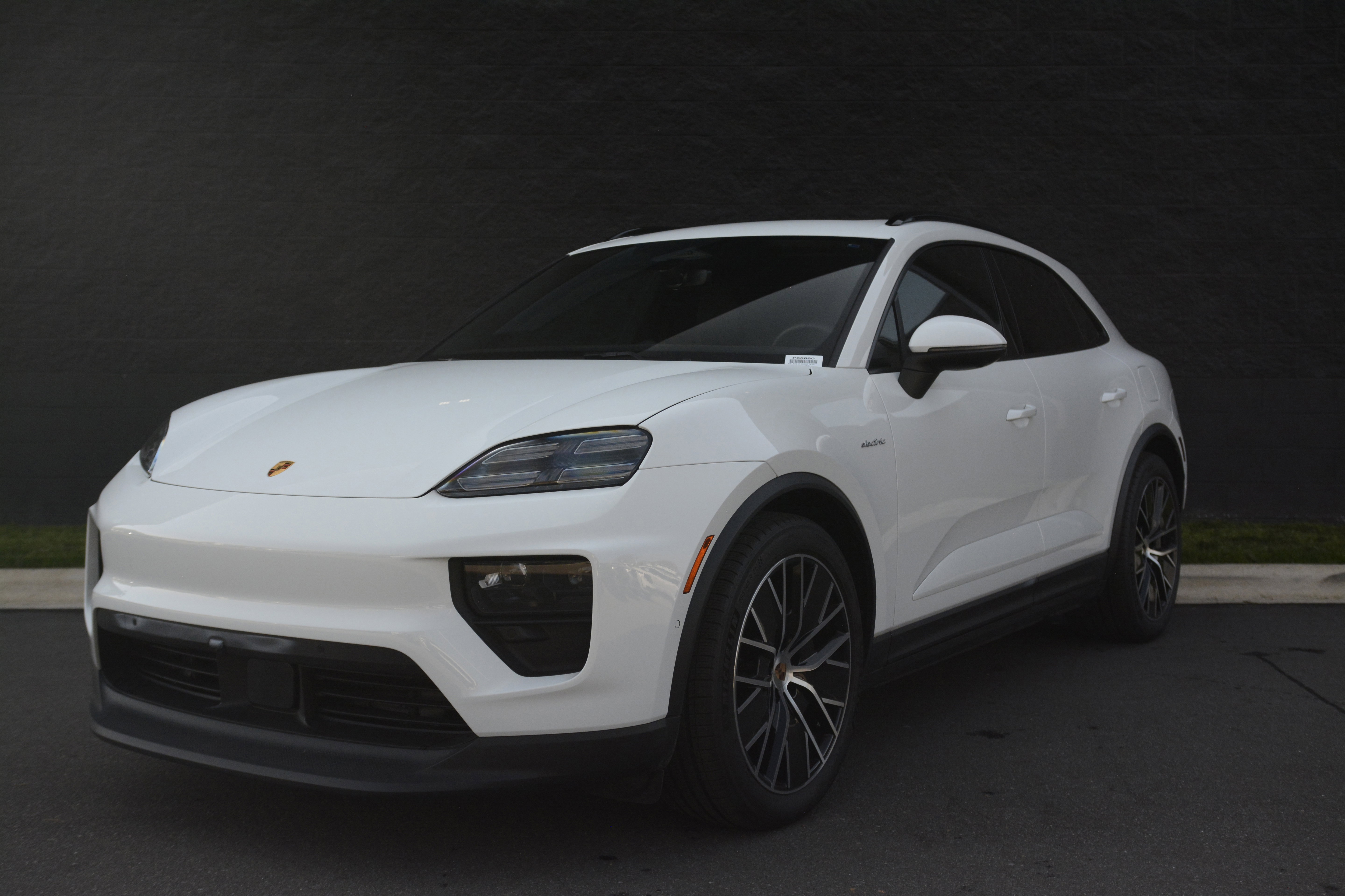 Certified 2025 Porsche Macan Electric image 44