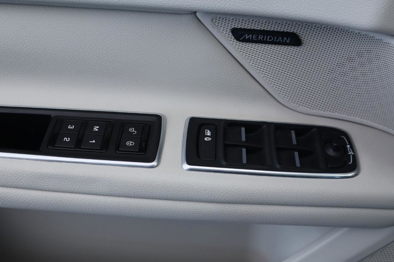 Used 2017 Jaguar XF Premium image 28