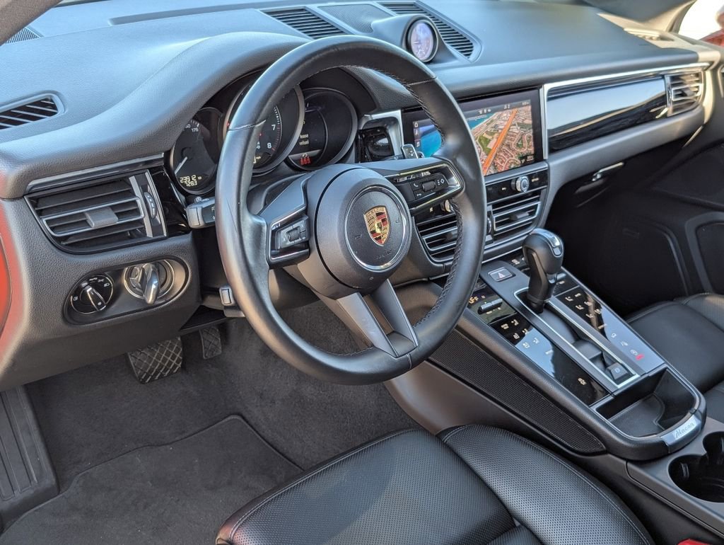 Certified 2024 Porsche Macan image 4