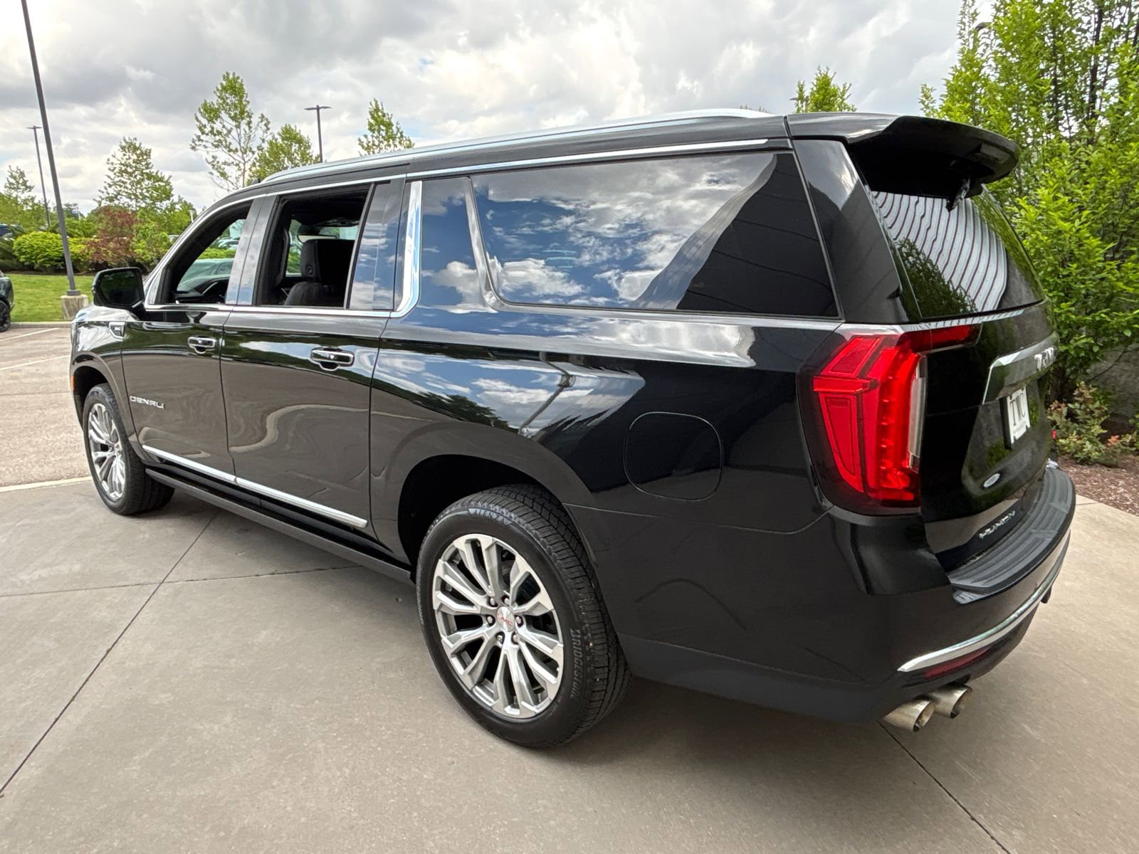 Used 2021 GMC Yukon XL Denali w/ Denali Premium Package AWD/4WD image 7