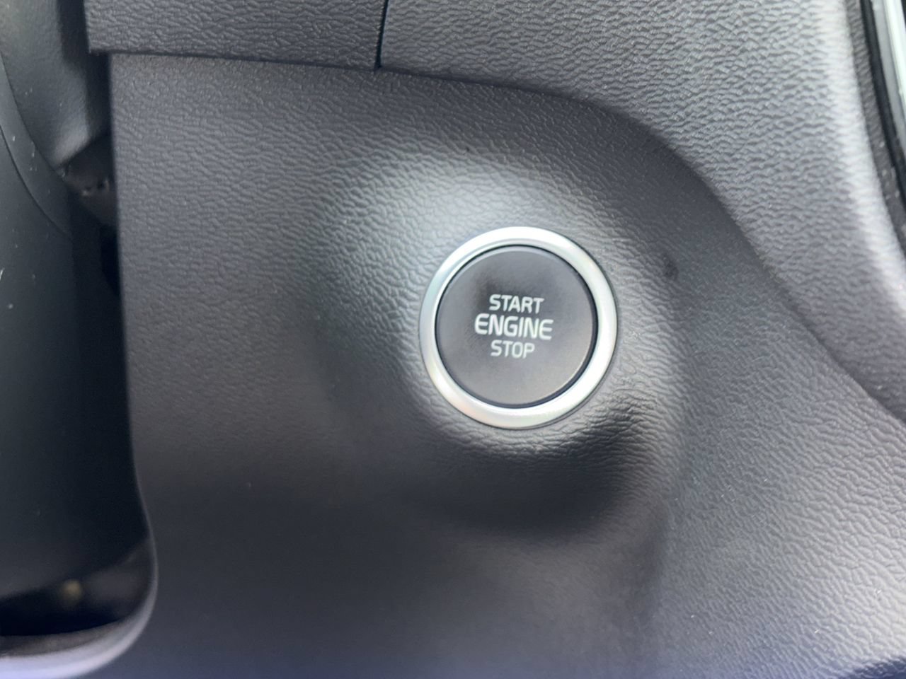 Used 2024 Volvo XC40 B5 Core AWD/4WD image 25