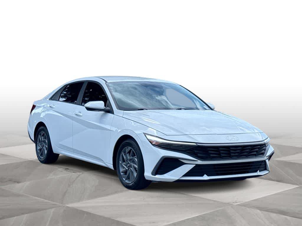 Used 2024 Hyundai Elantra SEL FWD image 2