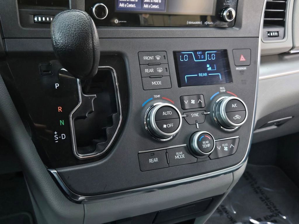 Used 2019 Toyota Sienna LE w/ Carpet Mat Package image 20