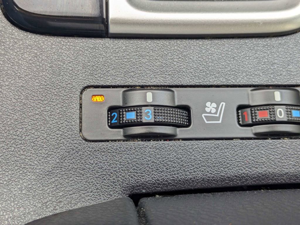 Used 2017 Toyota Highlander Limited AWD/4WD image 25