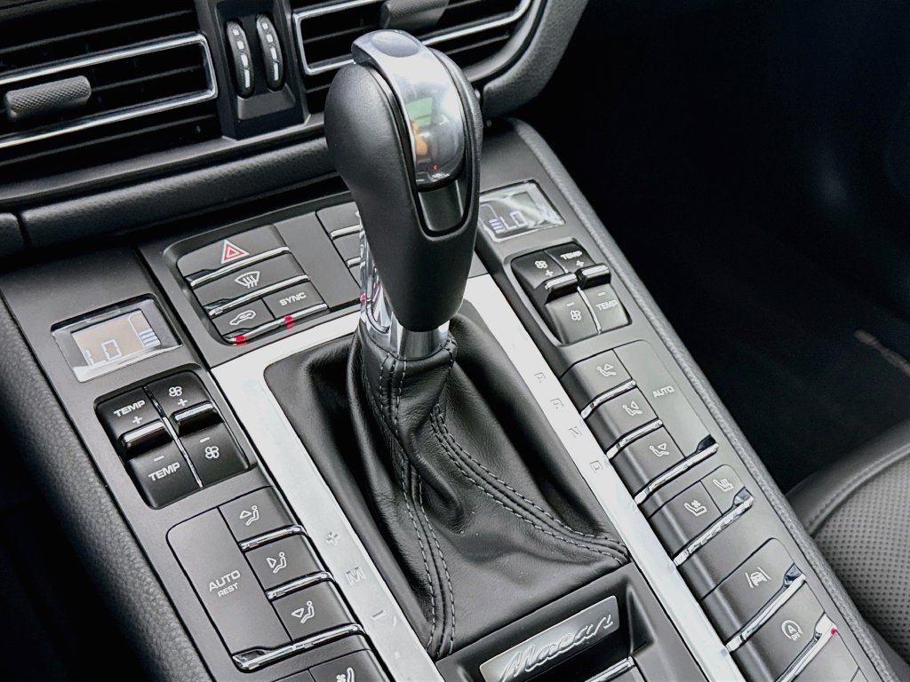 Certified 2020 Porsche Macan AWD/4WD image 21