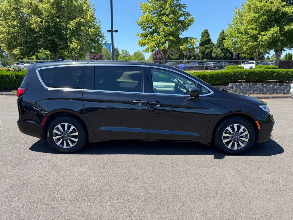 Used 2023 Chrysler Pacifica Touring-L FWD image 11