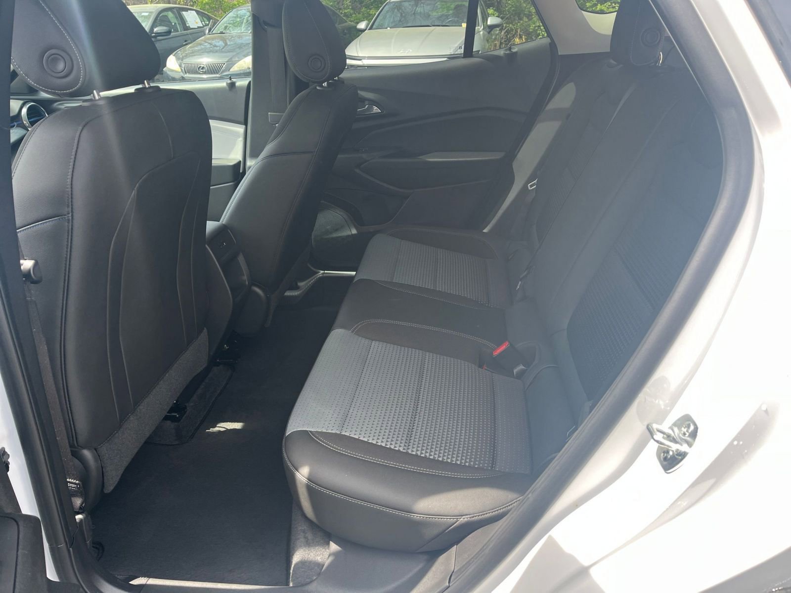 Used 2025 Chevrolet Trax LT w/ LT Convenience Package FWD image 21