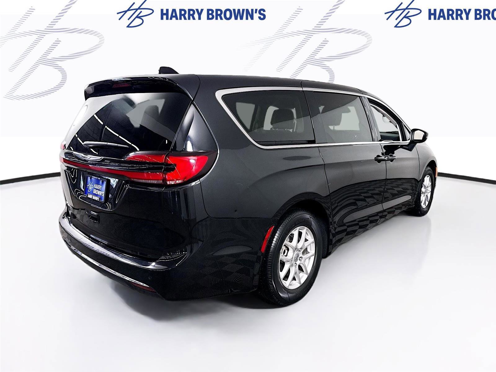 Used 2023 Chrysler Pacifica Touring-L image 31