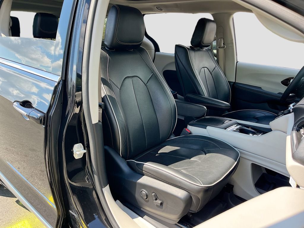 Used 2023 Chrysler Pacifica Limited w/ Uconnect Theater Family Group image 32