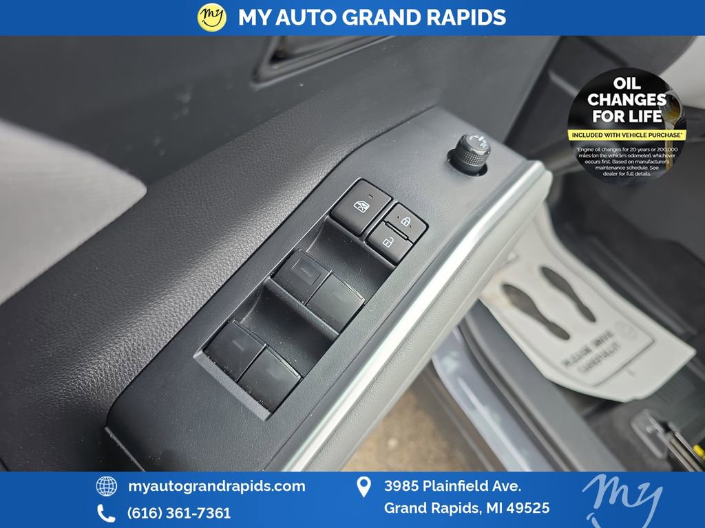 Used 2023 Toyota Highlander LE AWD/4WD image 11