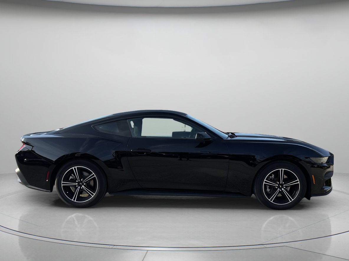 Used 2025 Ford Mustang Coupe RWD image 2