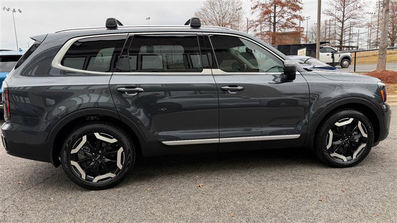 Used 2024 Kia Telluride EX w/ EX Captain's Chair Package image 7