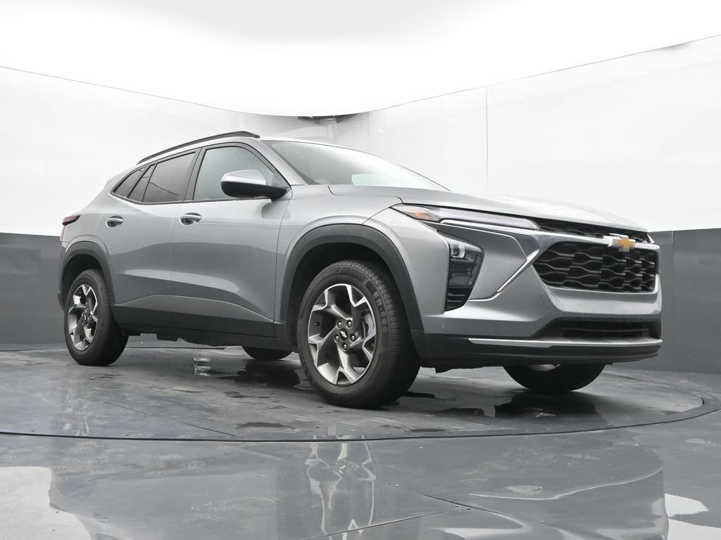 Used 2025 Chevrolet Trax LT FWD image 39
