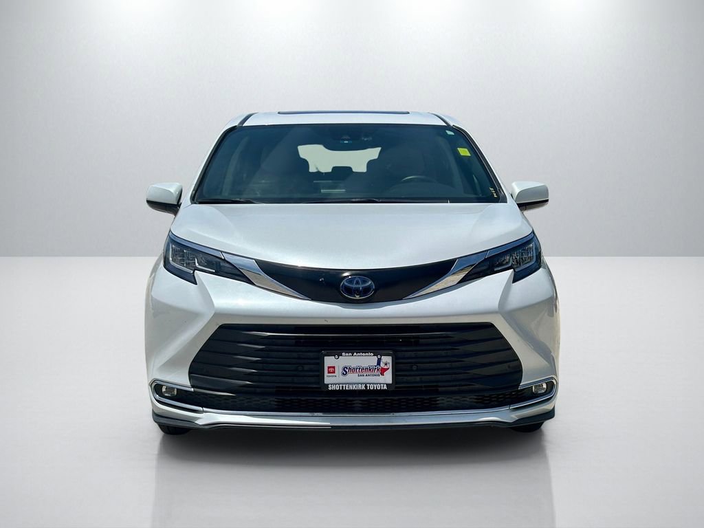 Used 2023 Toyota Sienna XLE FWD image 2