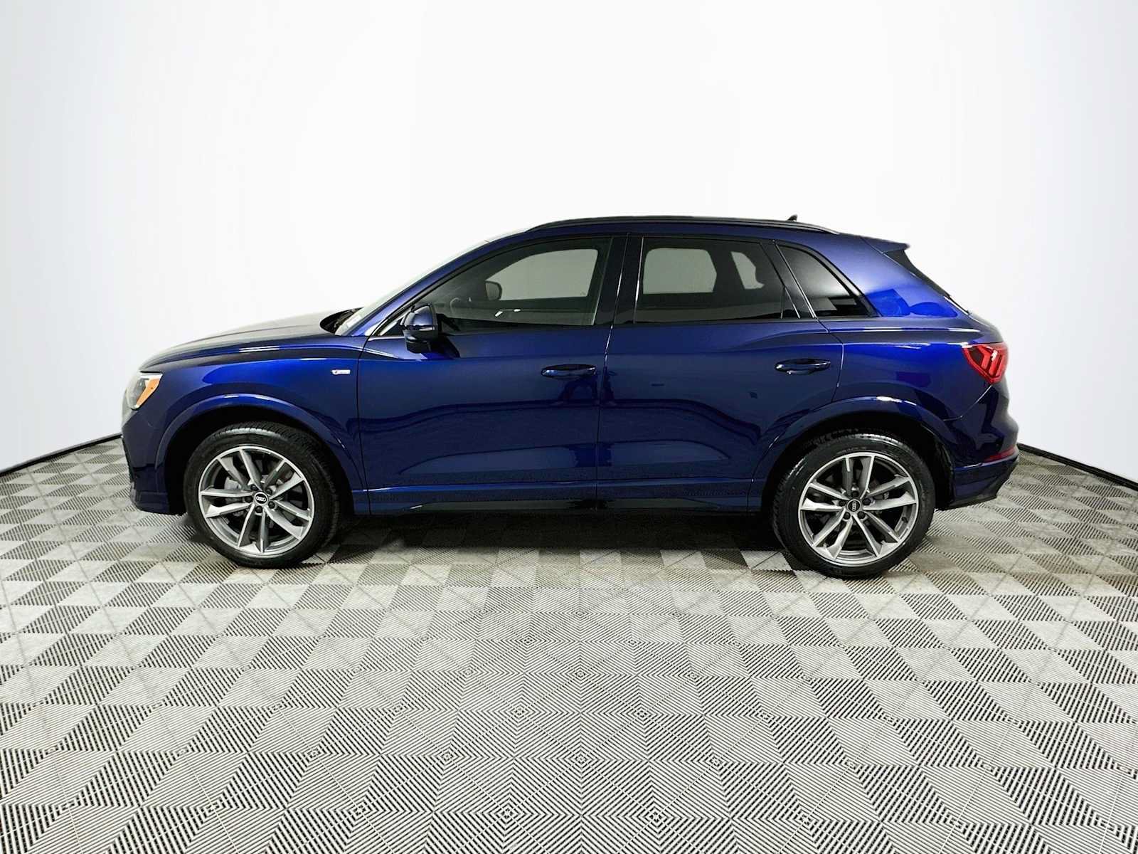 Used 2021 Audi Q3 2.0T Premium w/ Convenience Package AWD/4WD image 4
