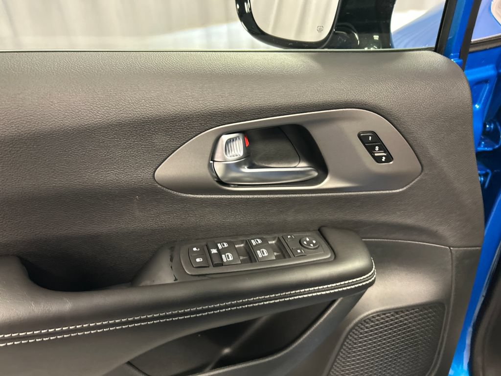 New 2027 Chrysler Pacifica Select w/ Family Tech Group FWD image 12