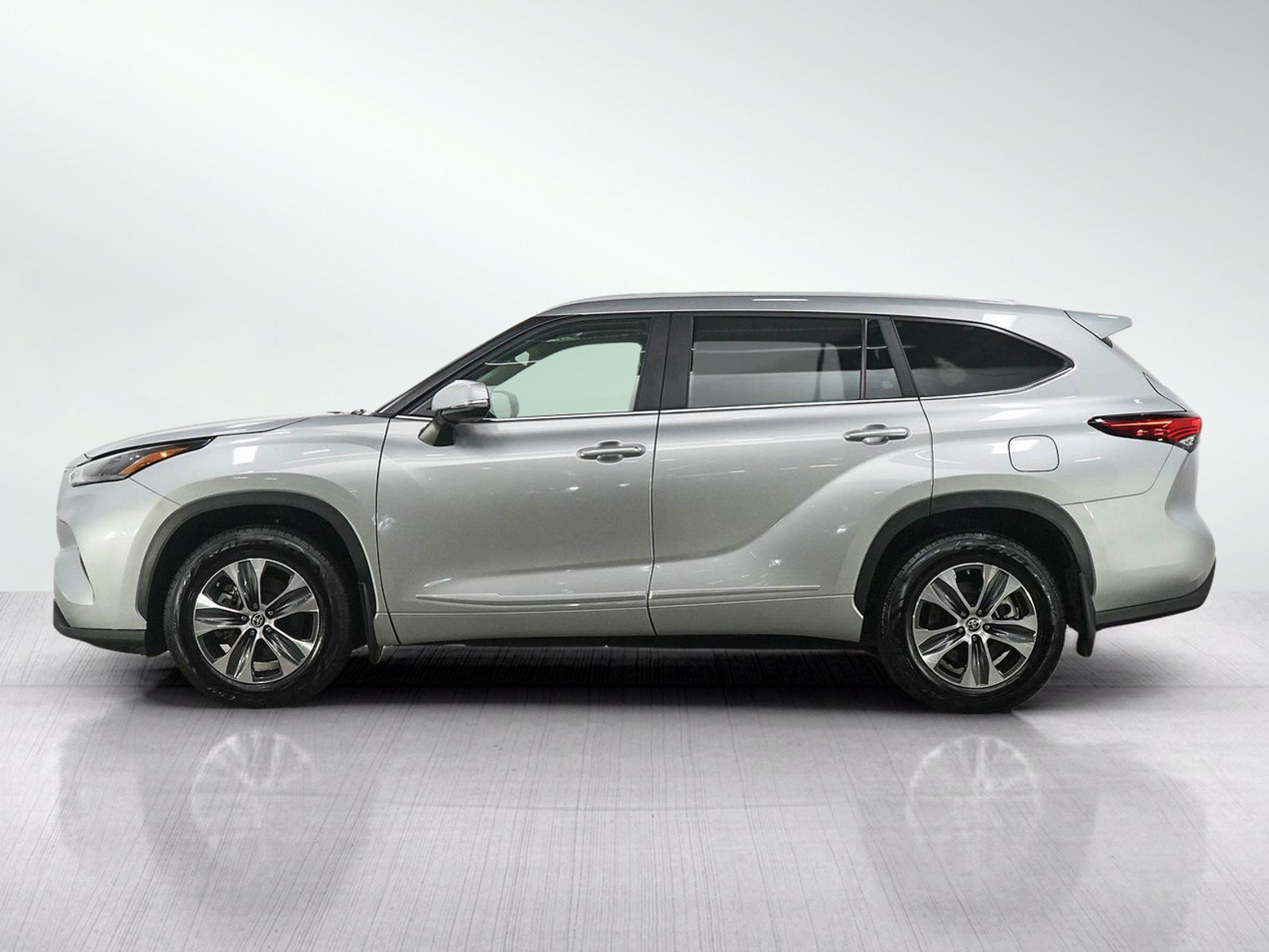 Used 2023 Toyota Highlander XLE w/ Protection Package #3 (TMS) AWD/4WD image 2