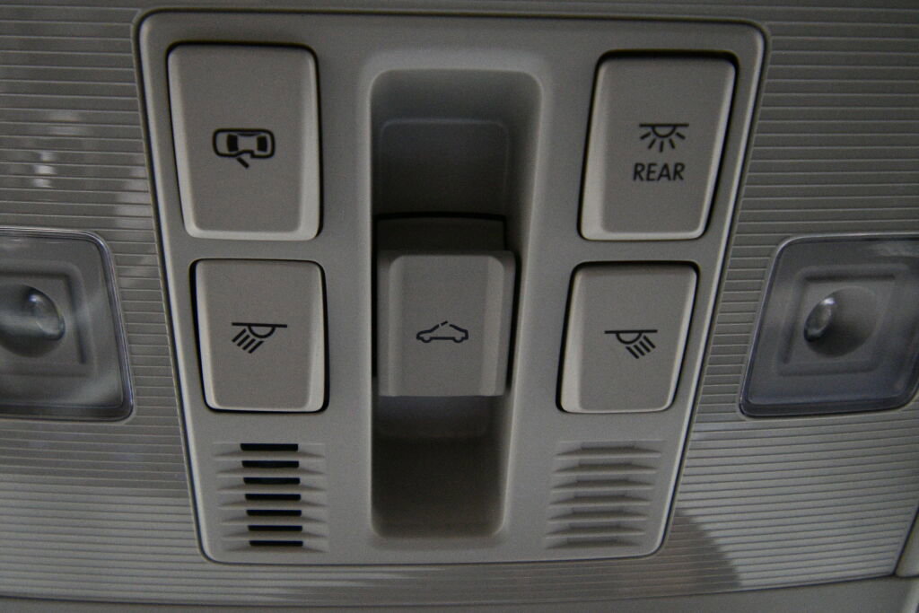 Used 2023 Volkswagen Taos SE w/ Panoramic Sunroof Package AWD/4WD image 19