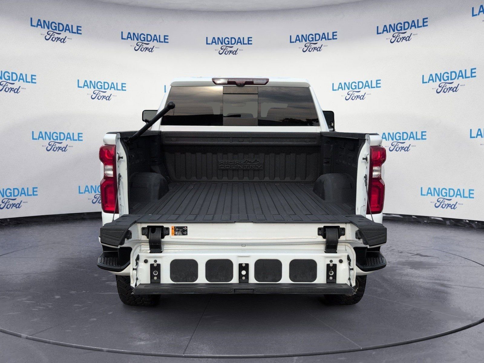Used 2022 Chevrolet Silverado 2500 High Country w/ Technology Package AWD/4WD image 8