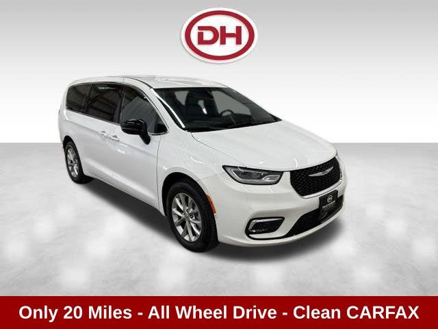 Used 2025 Chrysler Pacifica Select AWD/4WD image 1