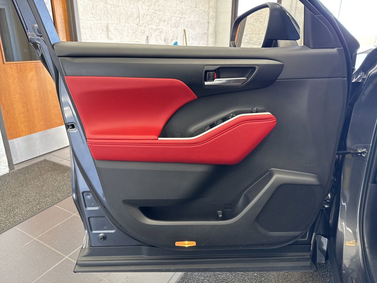 Used 2025 Toyota Highlander XSE image 35