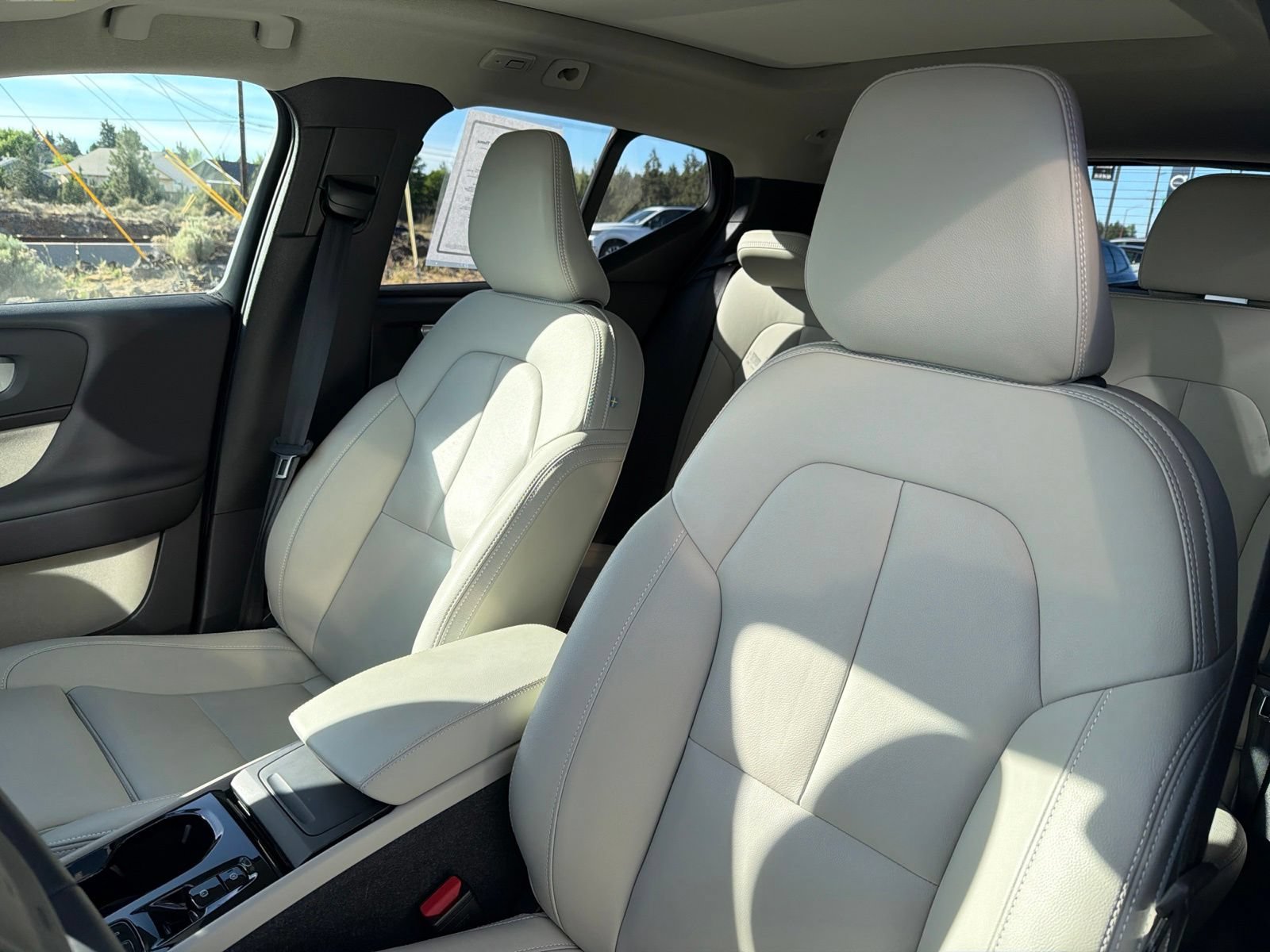 Certified 2024 Volvo XC40 B5 Plus w/ Protection Package Premier AWD/4WD image 19