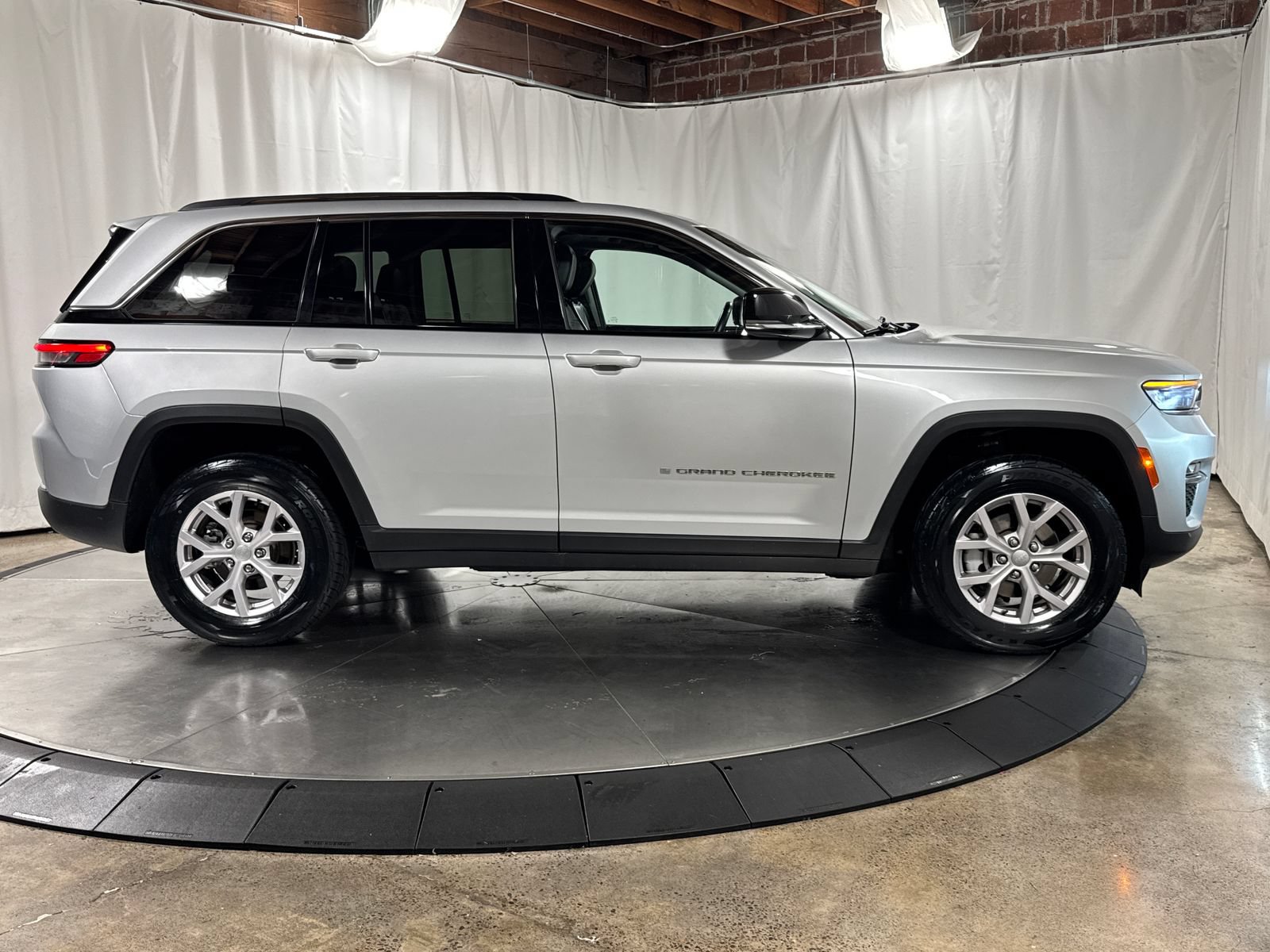 Used 2022 Jeep Grand Cherokee Limited AWD/4WD image 9