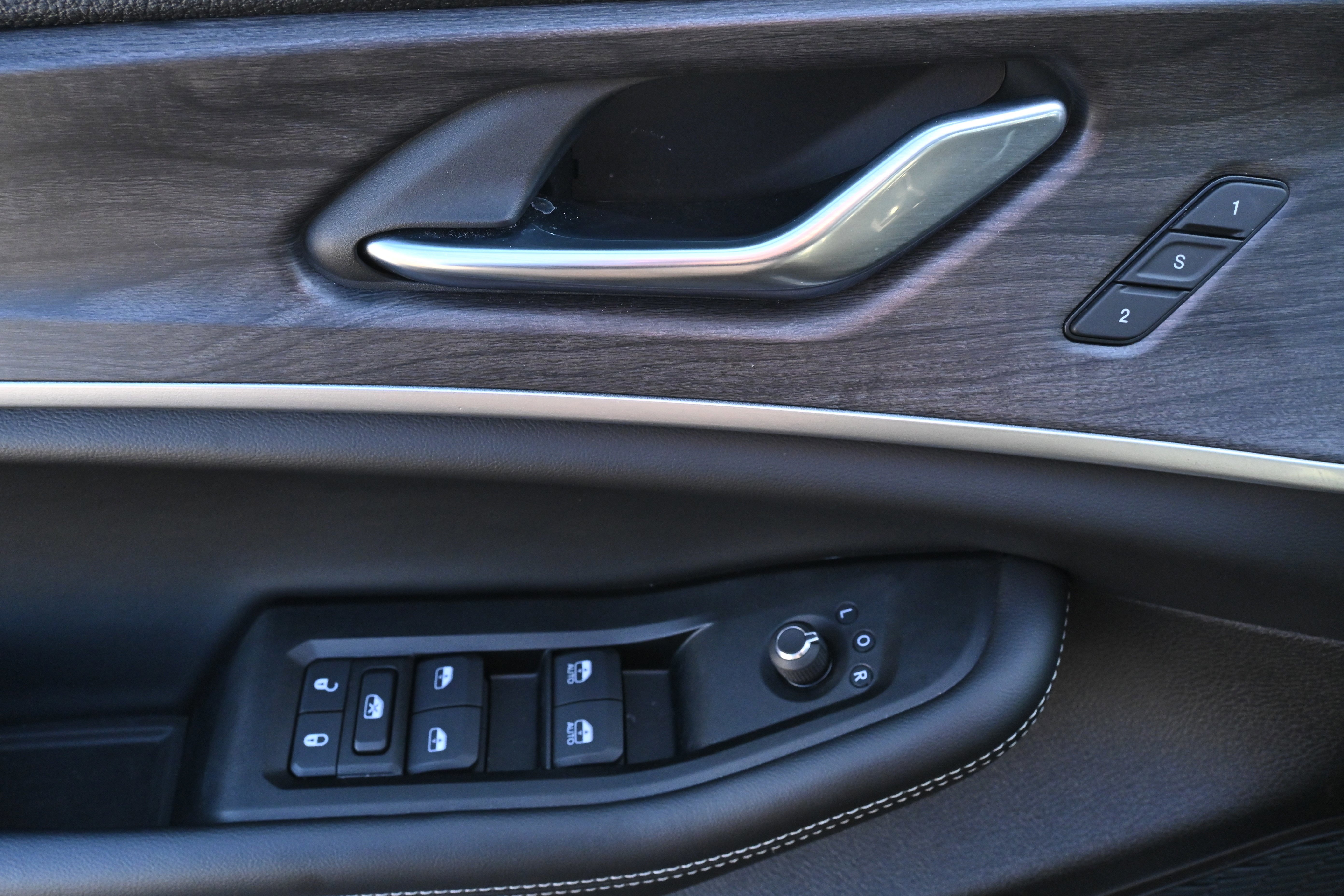 Used 2025 Jeep Grand Cherokee L Limited w/ Luxury Tech Group II image 32