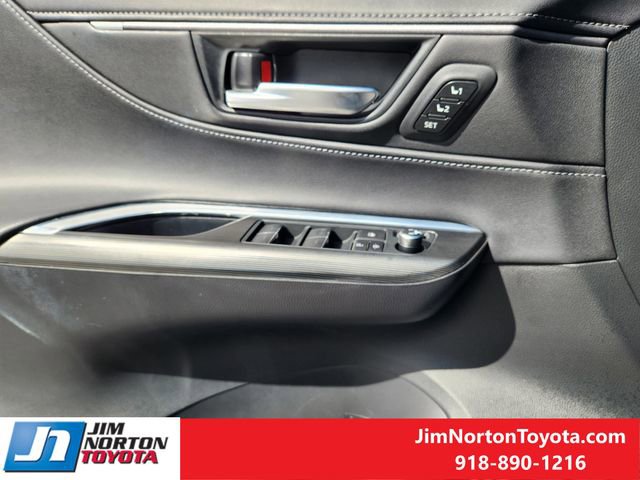 Used 2022 Toyota Venza XLE image 26