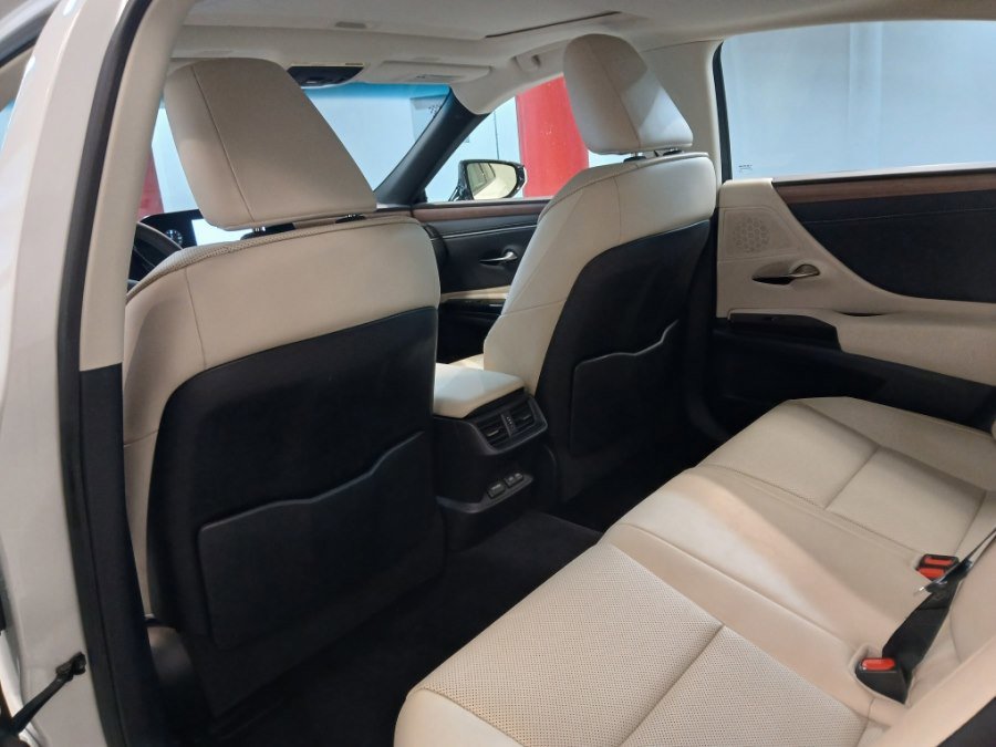Used 2023 Lexus ES 250 w/ Premium Package image 10