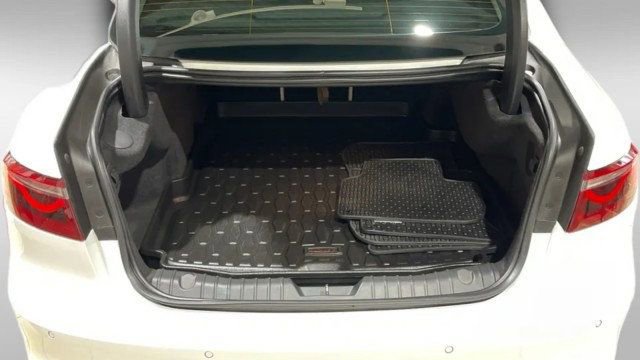 Used 2022 Jaguar XF R-Dynamic SE image 13