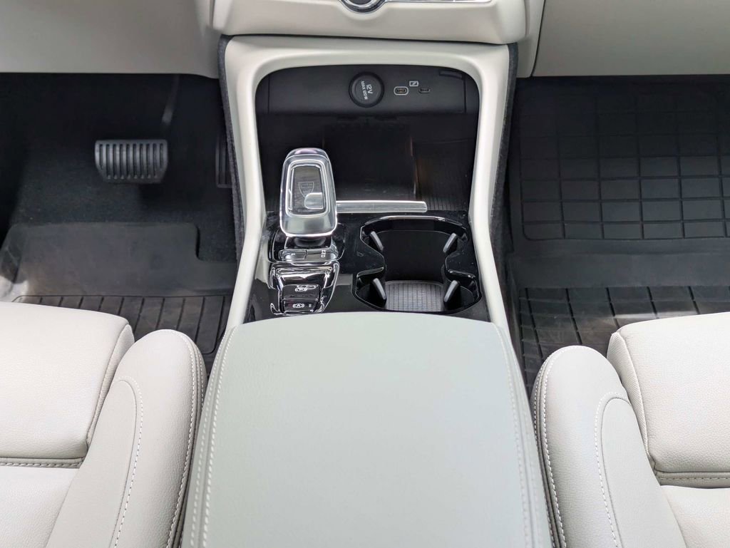 Certified 2024 Volvo XC40 B5 Plus w/ Protection Package Premier AWD/4WD image 22