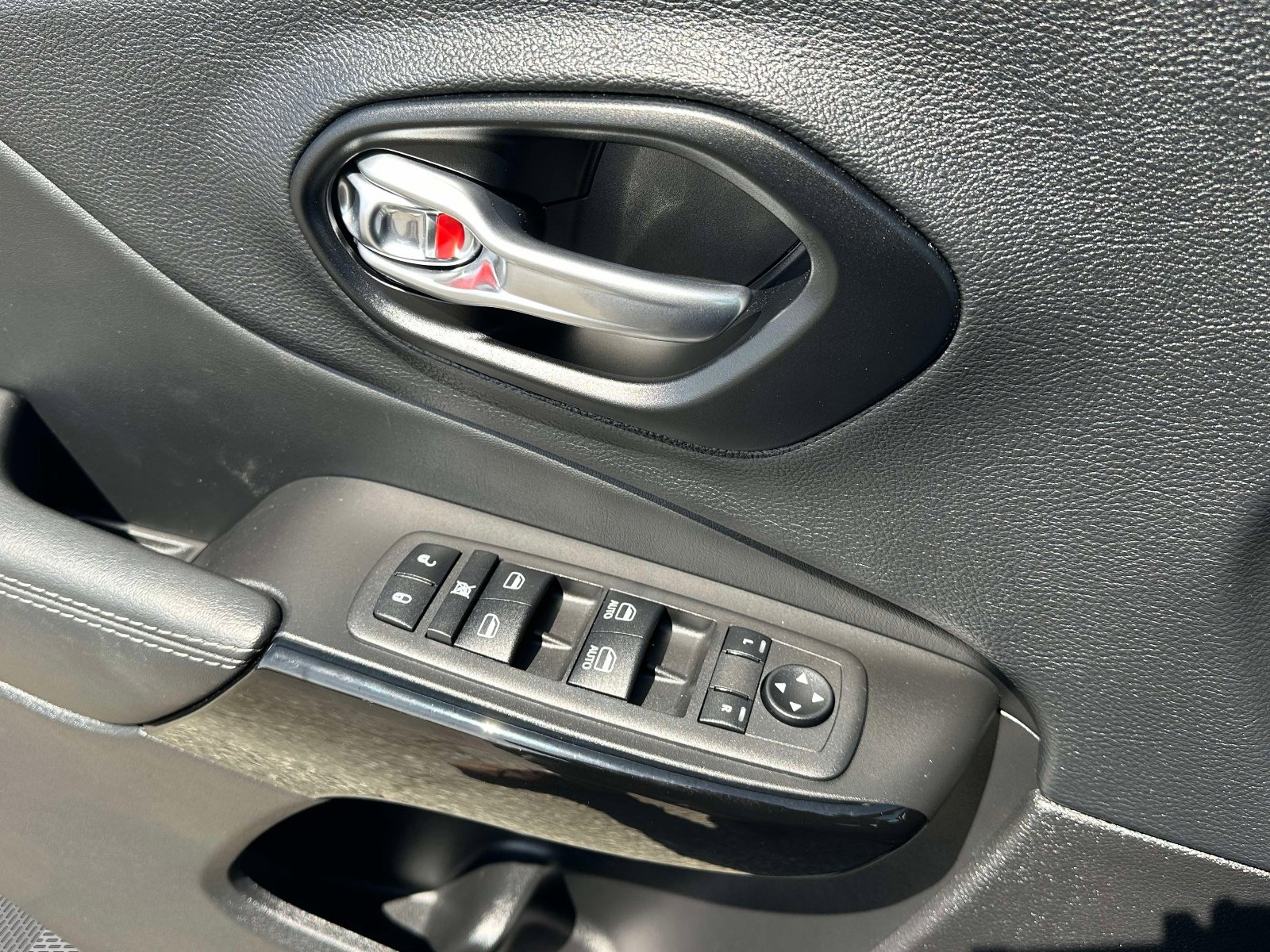 Used 2023 Jeep Cherokee Altitude Lux image 18