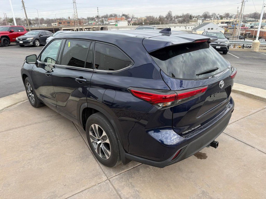 Used 2022 Toyota Highlander XLE image 7