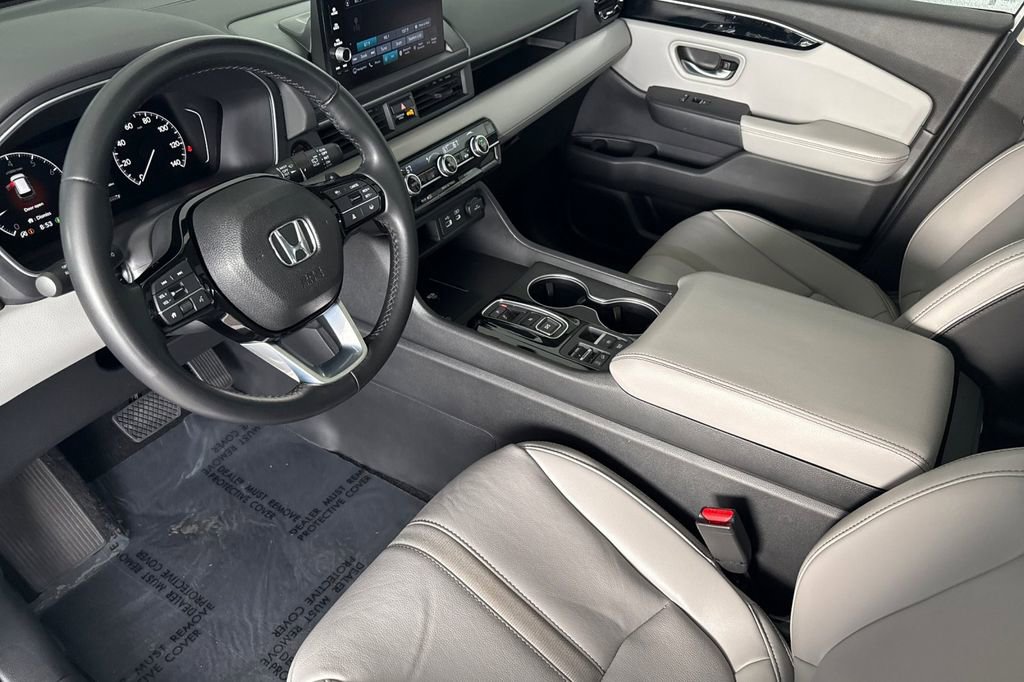 Certified 2025 Honda Pilot Touring image 3