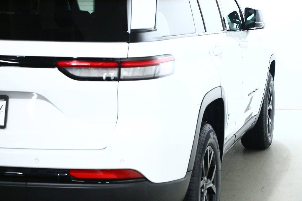 Used 2025 Jeep Grand Cherokee Altitude image 45